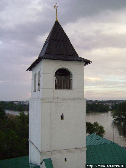 На надстроенной над Святыми воротами в XVII веке дозорной башне-колокольне висел специальный набатный колокол для объявления тревоги Ярославль, Россия