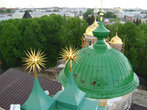 Вид со звонницы на купол церкви Ярославских Чудотворцев и золотые купола Спасо-Преображенского собора