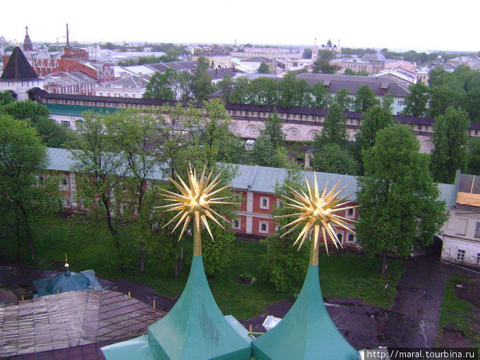 Вид со звонницы на Келейный корпус и монастырскую стену Ярославль, Россия