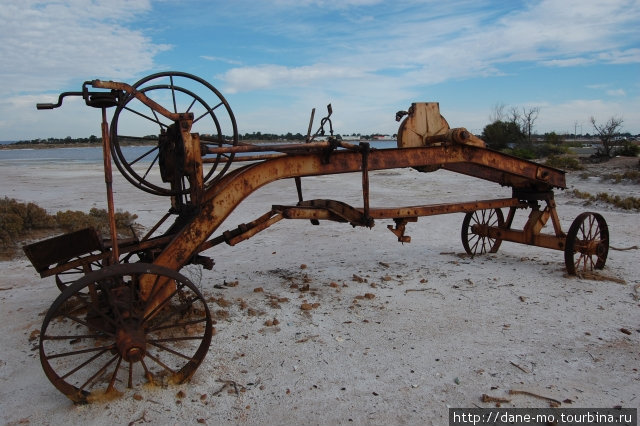 Старая машина на окраине города Порт-Огаста, Австралия