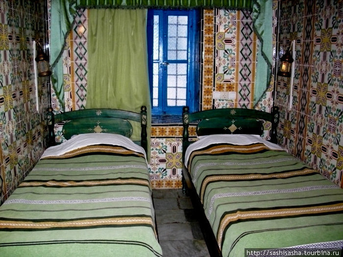 Такие здесь крошечные, но зато узорные комнаты в семейных отелях. Сиди-Бу-Зид, Тунис