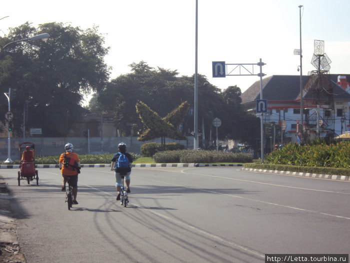 На велосипеде по городу Джакарта, Индонезия