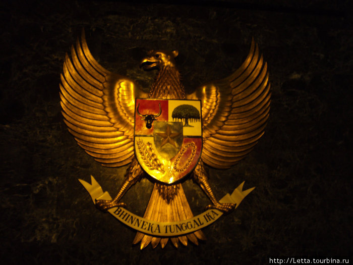 В Национальном музее в основании монумента Джакарта, Индонезия