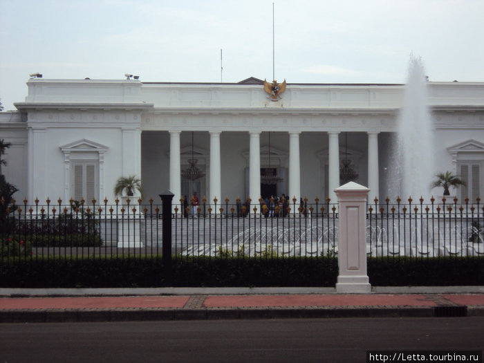 Фонтан перед фасадом Президентского двореца Джакарта, Индонезия