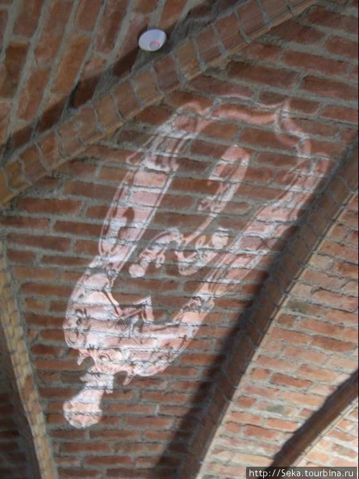 Изображения гербов транслируются на потолок Тракай, Литва
