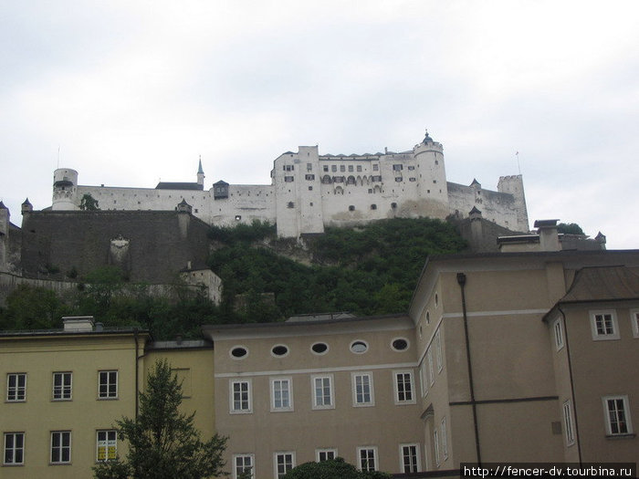 С улиц Зальцбурга замок выглядит так Зальцбург, Австрия