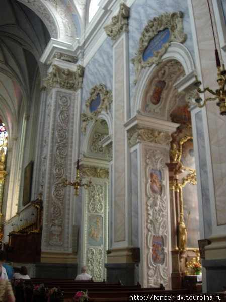 Убранство храма не уступает крупнейшим соборам Ватикана