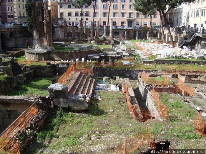 В центре видны остатки круглого храма. Рим, Италия