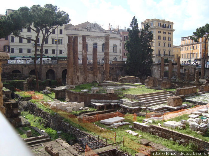 В центре — круглый храм. По сторонам — несколько прямоугольных поменьше Рим, Италия