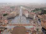 Это наверное самый известный вид на Ватикан. Площадь Святого Петра с купола Базилики.