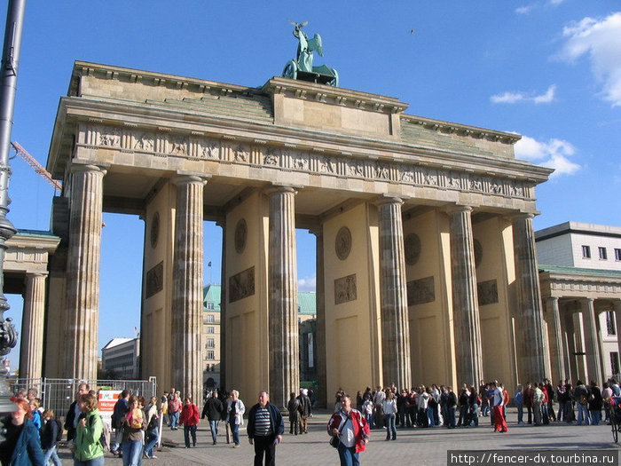 Где-где,  а у Бранденбургских ворот туристы будут даже в Рождество Берлин, Германия