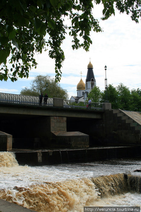 Вид с плотины на церковь. Сестрорецк, Россия