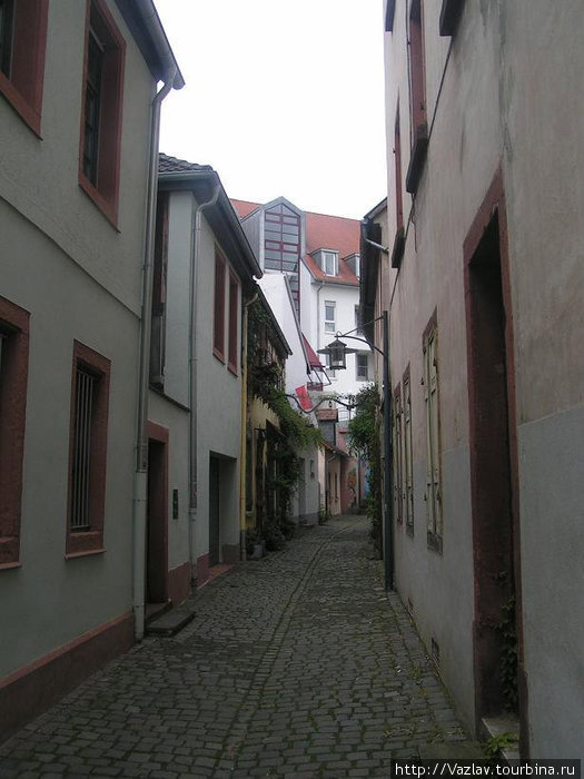 Узкие мощёные улочки — характерный признак квартала Шпайер, Германия