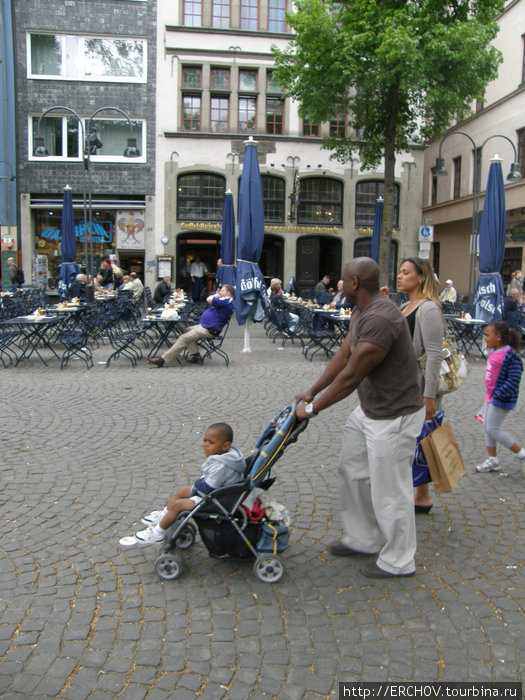 Люди в городе Кёльн Кёльн, Германия