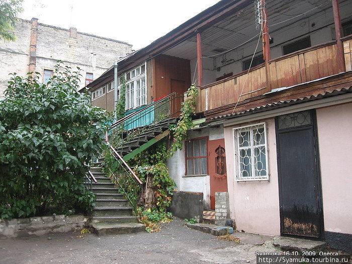 Массивная железная дверь... дальше — ломаная лестница с перилами ведет на второй этаж. Одесса, Украина