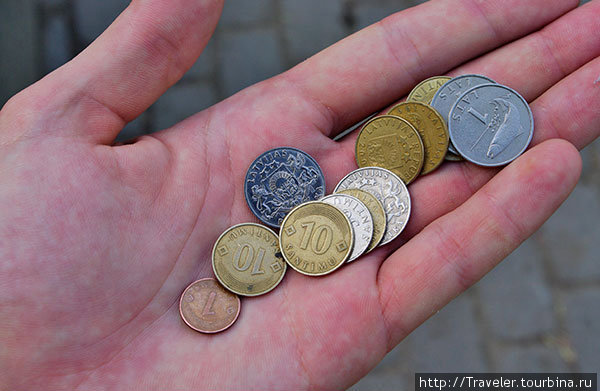 Латвийский лат входит в число самых дорогих валют мира. В моей руке чуть меньше 5 лат — это 250 рублей.