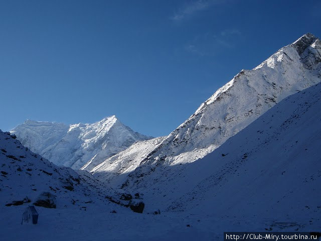 наш путь лежит туда... но...
(вершина слева вдали — Пигхера 6729м) Непал