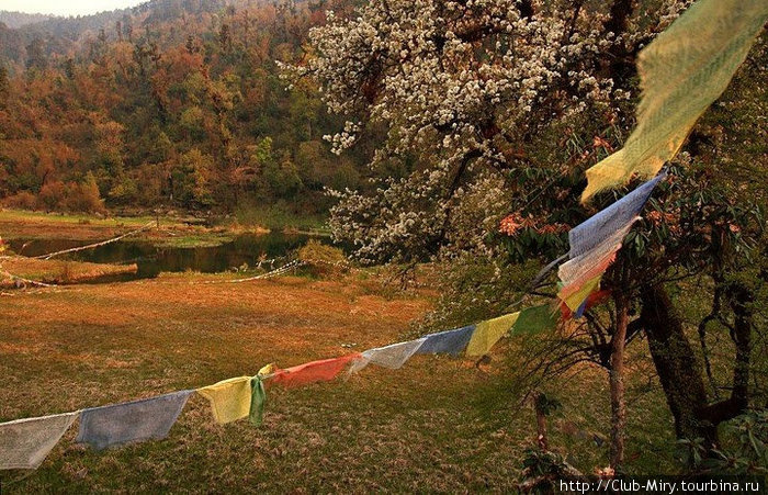 Озеро Парвати Кунд. Согласно легенде Парвати ждала здесь Шиву в течение 300лет. Непал Озеро Парвати Кунд. Согласно легенде Парвати ждала здесь Шиву в течение 300лет. Непал