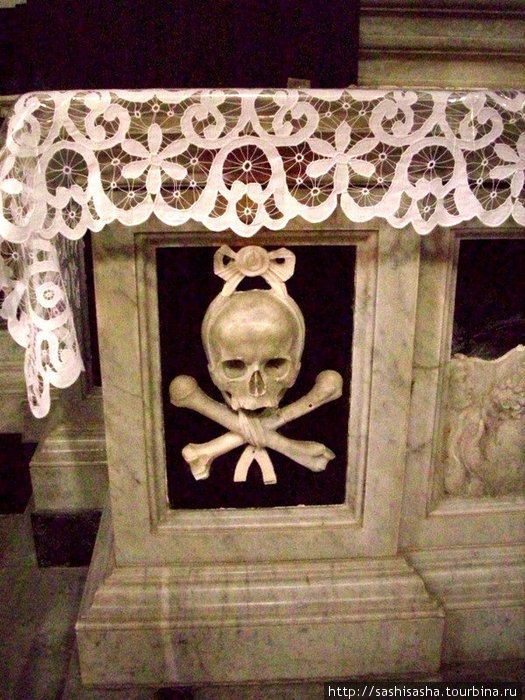 Странное изображение в контексте того, что находится оно в церкви. Задар, Хорватия Странное изображение в контексте того, что находится оно в церкви. Задар, Хорватия