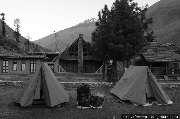 Наш маленький палаточный городок. В принципе, в эту ночь можно было ночевать в гестхаусе, он на заднем плане, но мы решили не отлынивать и сразу по взрослому, в палатках. Непал