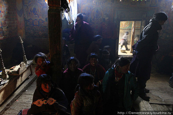 Весь следующий день мы посвятили съёмке в монастыре. На представление собралось много народу. Для этой деревни, такое количество зрителей — это много. Непал