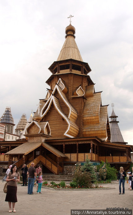 Есть действующий деревянный храм Святителя Николая. Москва, Россия