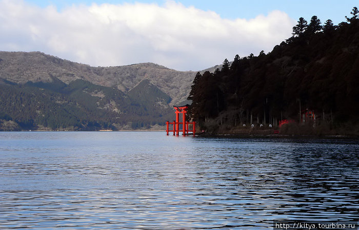 Один из знаменитых видов Хаконэ — поднимающиеся из воды красные тории (принадлежат святилищу Хаконэ, на которое можно посмотреть в отдельном альбоме) Хаконэ, Япония