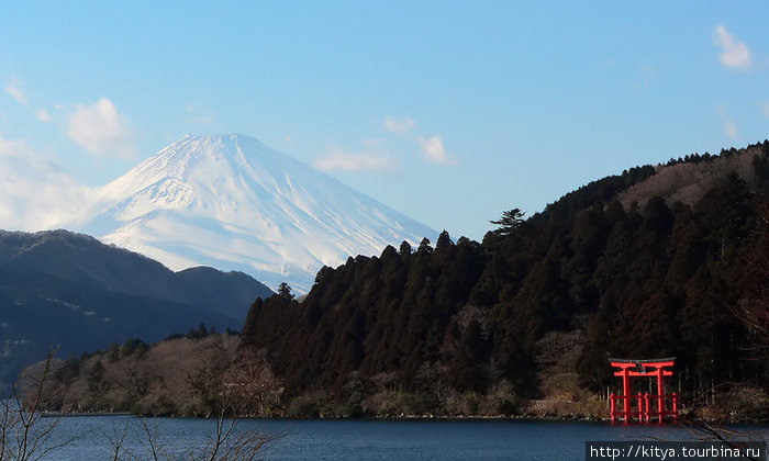 А это самый знаменитый вид Хаконэ. Красные тории, поднимающиеся из воды, на фоне Фудзи :-) Хаконэ, Япония