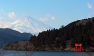А это самый знаменитый вид Хаконэ. Красные тории, поднимающиеся из воды, на фоне Фудзи :-)