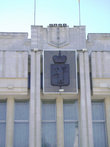 Ярославский герб на фасаде Белого дома — здания Администрации Ярославской области