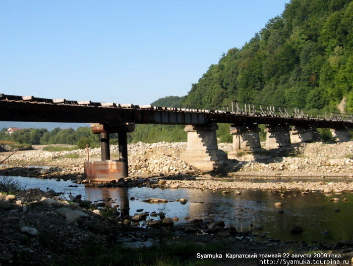 Мост довольно высокий и идти по нему до конца — надо иметь навыки эквилибриста и четко выдерживать равновесие. Долина, Украина