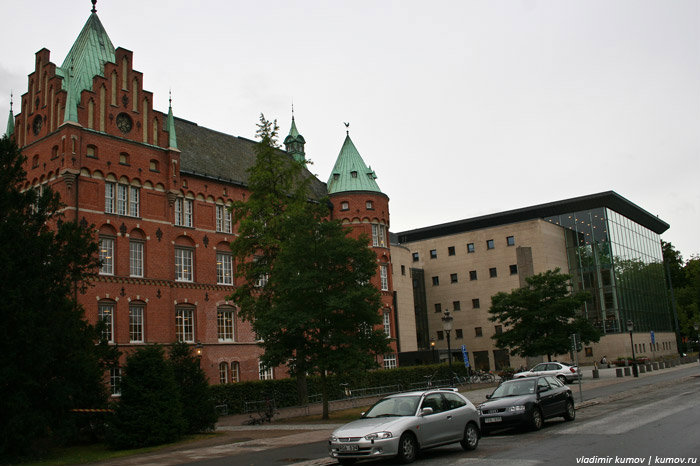 Новое и старое здание библиотеки, кстати, самой большой в Швеции. Мальмё, Швеция