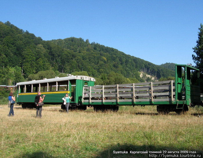 Вагончик-кабриолет и открытая платформа. Долина, Украина