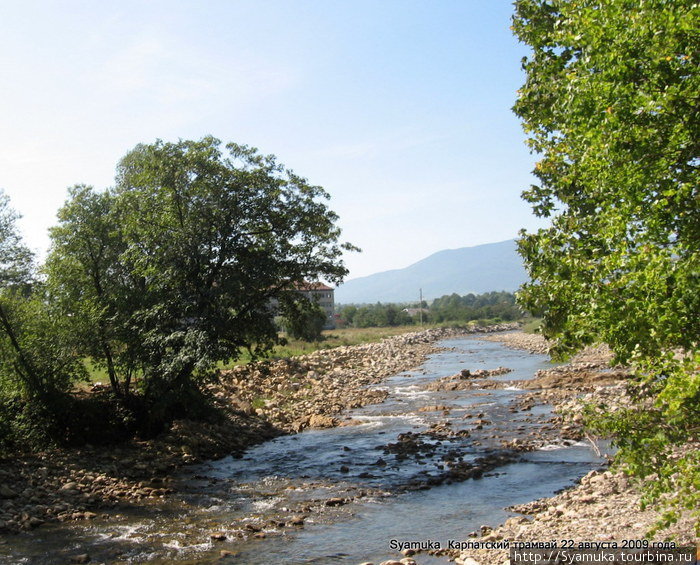 и легкой трусцой побежал сначала лесом вдоль реки Мизунки — притока Свичи , Долина, Украина