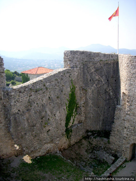 Одна стена практически рухнла. Бар, Черногория