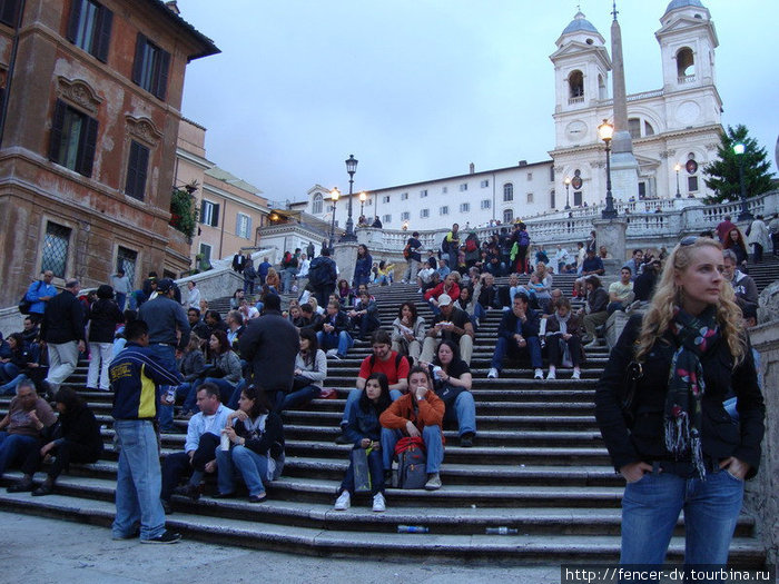 Посидеть на ступеньках испанской лестницы — обязательная для туриста вещь Рим, Италия