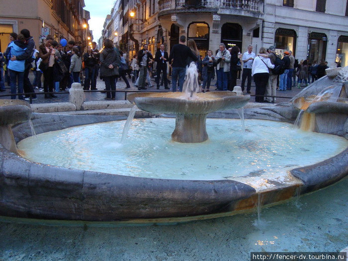 Знаменитый фонтан Баркачча Рим, Италия