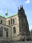 Массивное здание собора