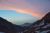 На гору Тубкаль альпинисты выходят еще затемно, и рассвет встречают на подъеме.
