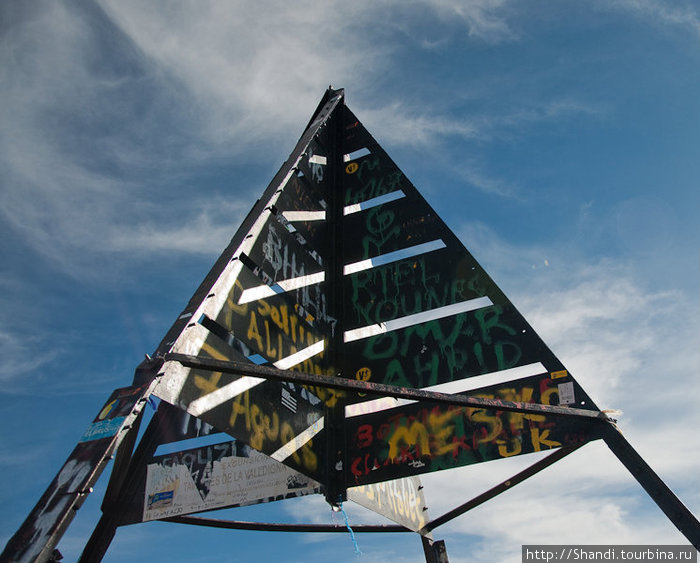 Высочайшая точка Атласа. На вершине Тубкаля красуется немаленькая металлическая пирамида, исчерченная автографами туристов. Надписи 
