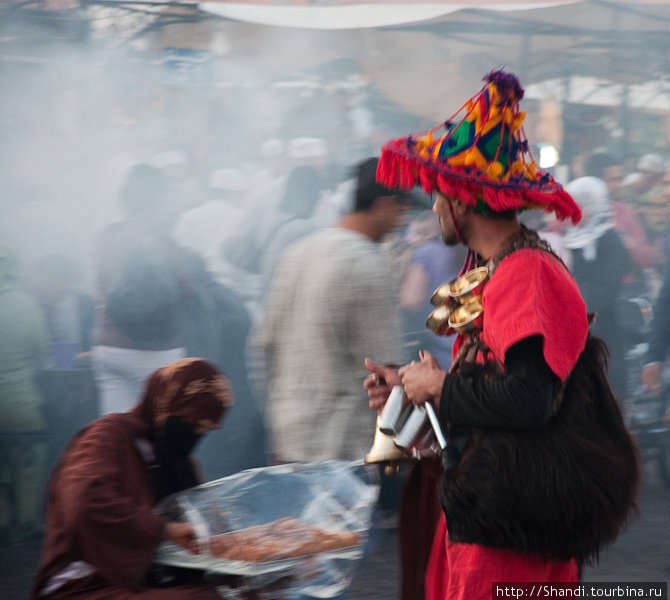 На рыночной площади Марракеша Марокко