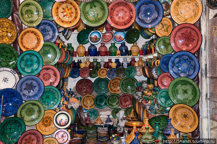 Марокко славится своей керамикой и ажурными металлическими изделиями.
