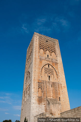 Башня Хассана — местная Вавилонская башня. В XII веке султан Якуб аль-Мансур вознамерился построить огромную мечеть с самым высоким минаретом в мире, но с его смертью стройка прекратилась.