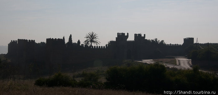 Эти мрачные стены огораживают Челлу — средневековый некрополь, воздвигнутый на месте римского поселения. Если окрестности Рабата напоминают подмосковные луга, то здесь — настоящая тропическая Африка. Марокко
