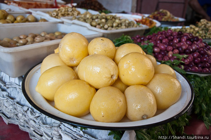 Соленые лимоны весьма популярны в арабской кухне. А уж какие там оливки... Если в Марокко вдруг закончатся деньги, всегда можно купить за пол-доллара лепешку с нарезанными маслинами и сытно пообедать.