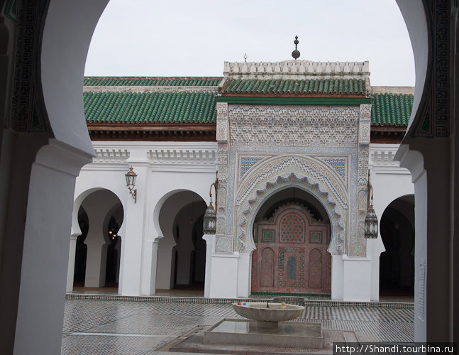 Основанный в 859 году в одноименной мечети университет Аль-Карауин — старейшее в мире высшее учебное заведение. В стенах мечети-университета штудировал математику даже папа римский Сильвестр II. Марокко