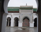 Основанный в 859 году в одноименной мечети университет Аль-Карауин — старейшее в мире высшее учебное заведение. В стенах мечети-университета штудировал математику даже папа римский Сильвестр II.