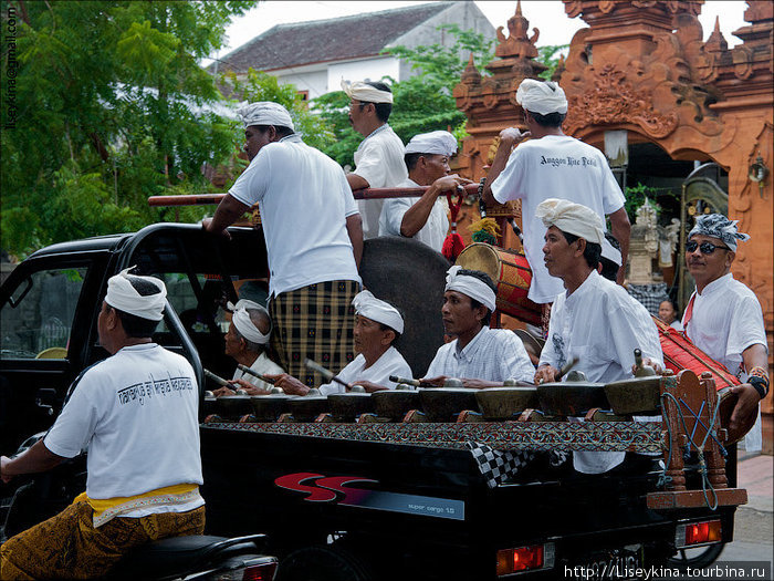 Все шествие сопровождается музыкой Бали, Индонезия