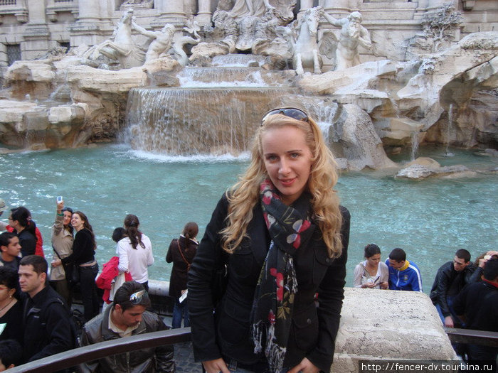 У фонтана Треви Рим, Италия