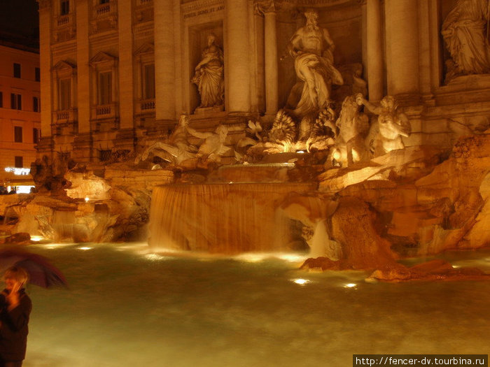 А вот ночью и в дождь туристов поменьше Рим, Италия